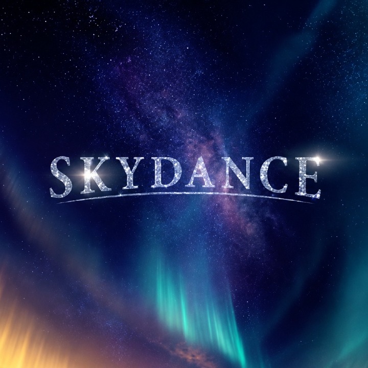 Logotipo de Skydance sobre un cielo con estrellas y auroras boreales