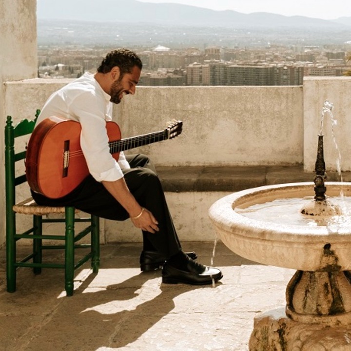 Dos hombres en una terraza con sus guitarras flamencas