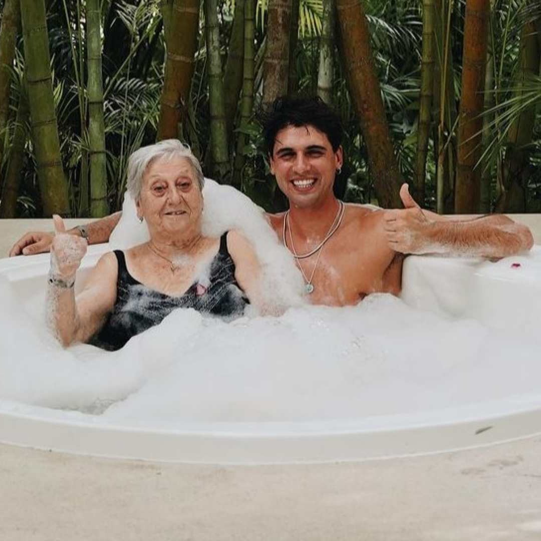 Daniel Illescas y su abuela en el Caribe