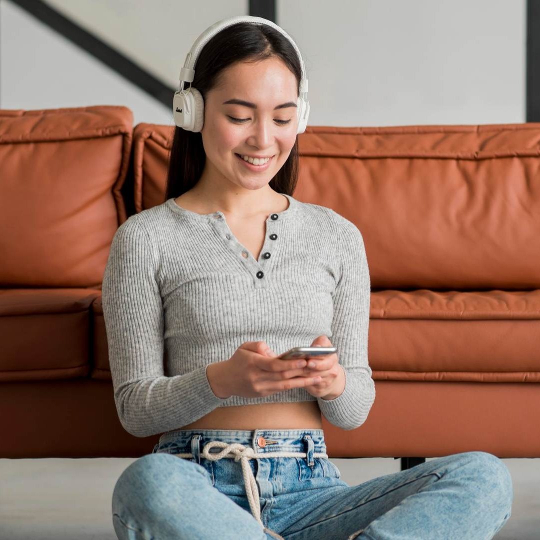 Chica sentada escuchando música