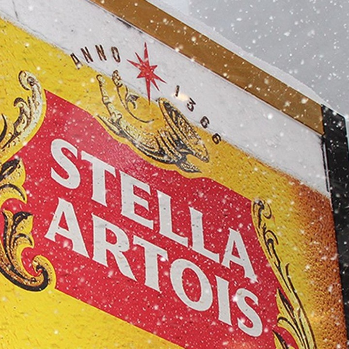 El mupi de Stella Artois con la nieve cayendo encima