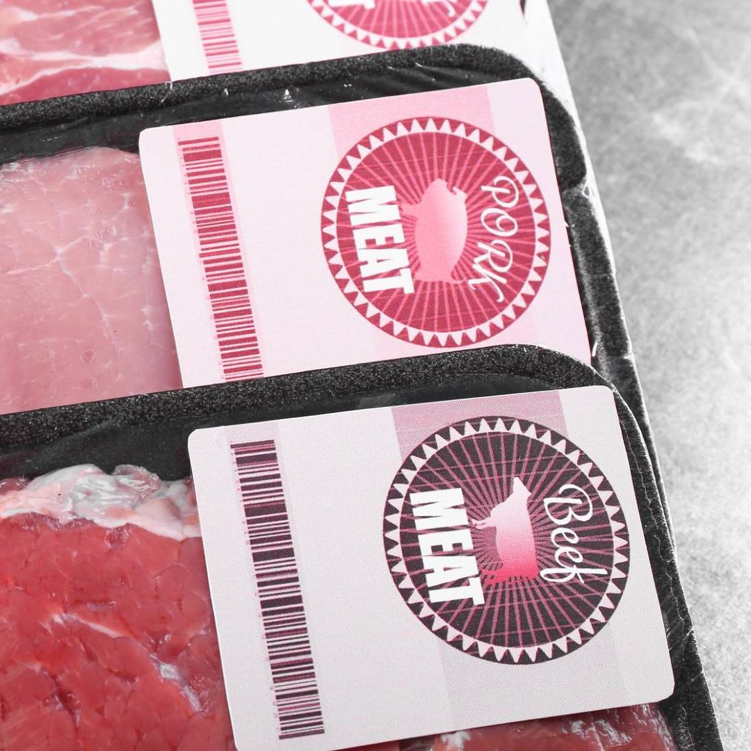 Bandejas de carne con etiquetas