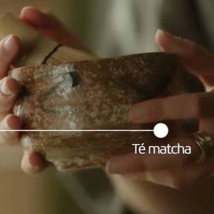 unas manos sosteniendo un cuenco con té matcha