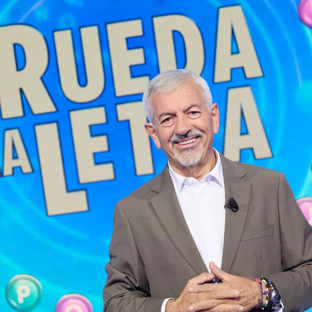 Carlos Sobera con el cartel de "Rueda la letra"