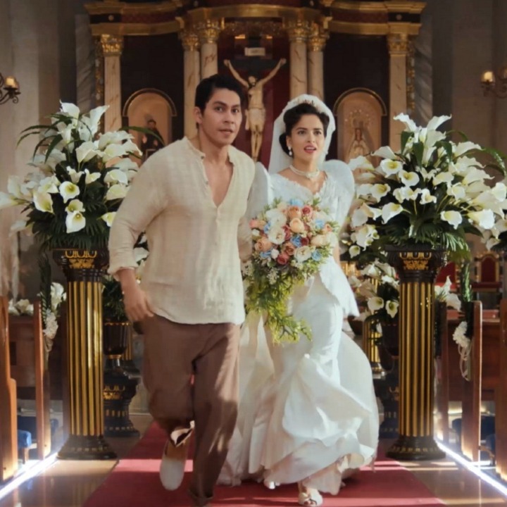 Un matrimonio corriendo desde el altar vestidos de novios