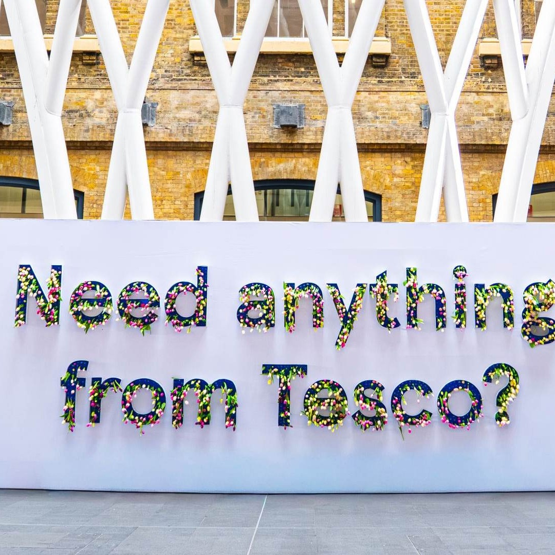 Valla publicitaria de Tesco con tulipanes