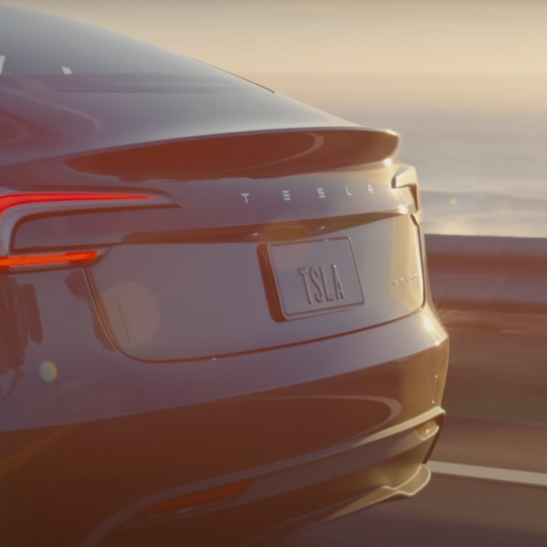Fotografía de la parte de atrás de un coche Tesla