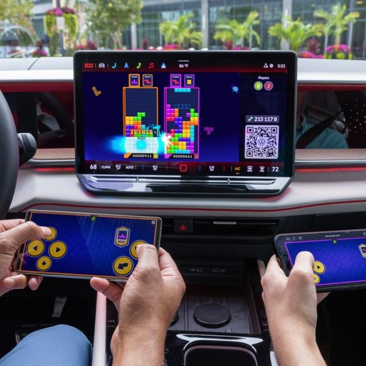 Dos personas jugando al tetris dentro del coche