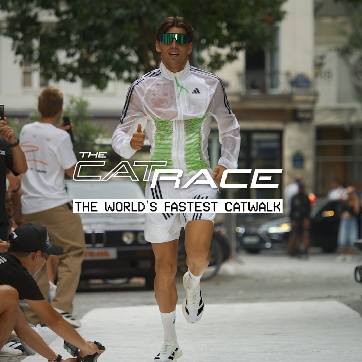 un hombre vestido de running desfilando por la pasarela de paris