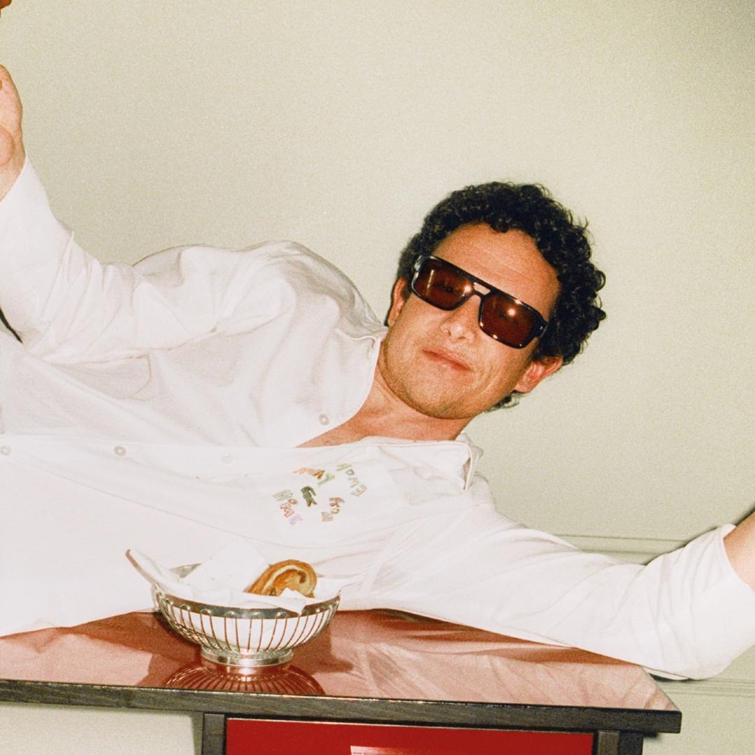Michael McGregor luciendo un pijama de Lacoste x The Hoxton
