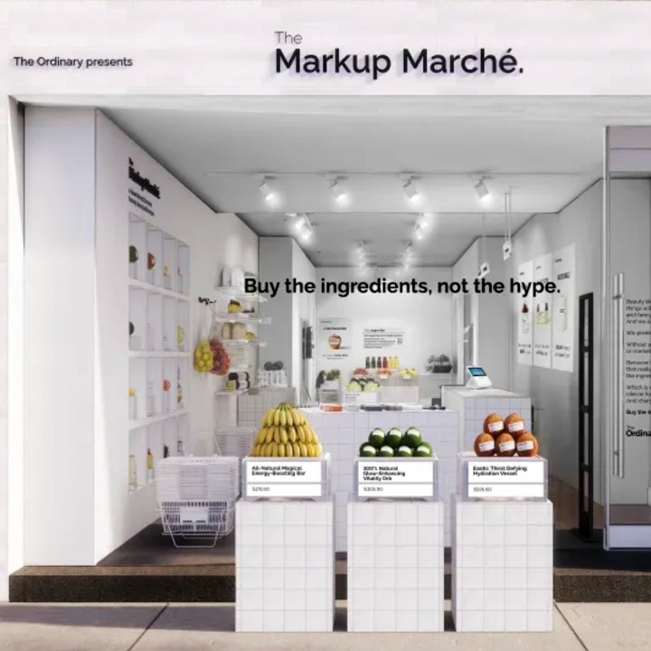 La entrada al supermercado ficticio con fruta y verdura en la entrada