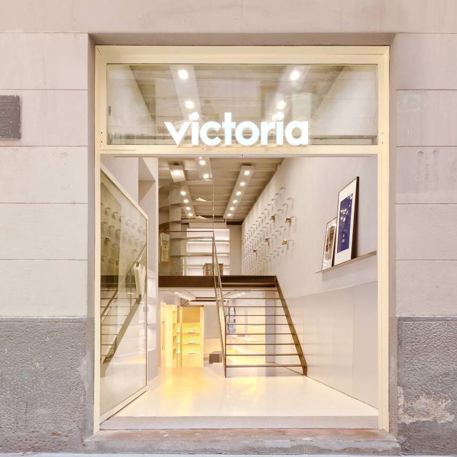 Entrada de la tienda de Victoria en Barcelona y zapatillas expuestas