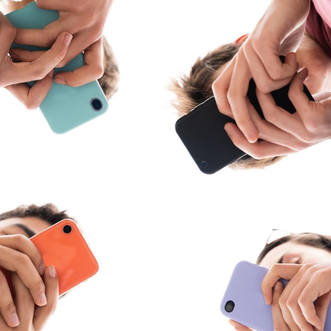 Irlanda multa a TikTok con 345 millones de euros por infracciones relacionadas con datos de menores Adolescentes miran sus teléfonos móviles