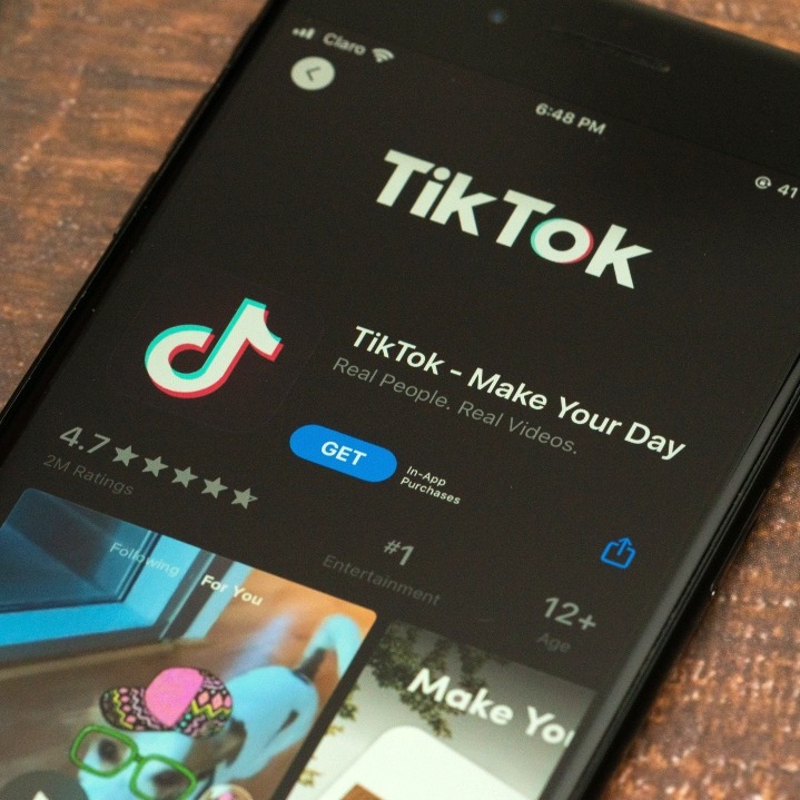 La pantalla de un teléfono con la aplicación de TikTok para descargar