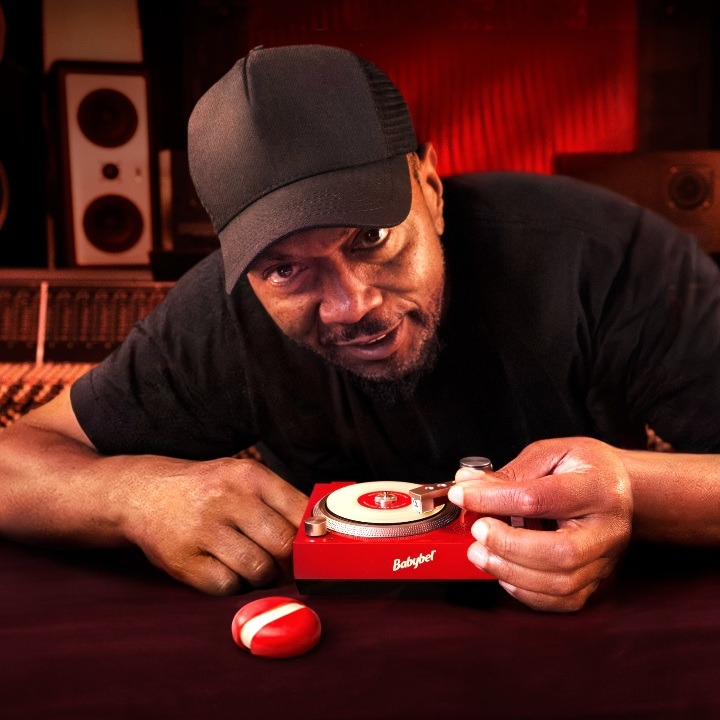Timbaland posando junto al tocadiscos mini de babybel
