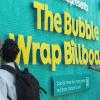 Valla publicitaria con papel de burbujas