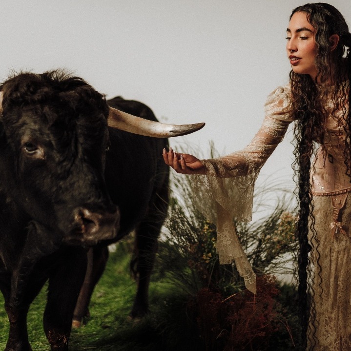 Maria Jose Llergo acariciando a un toro