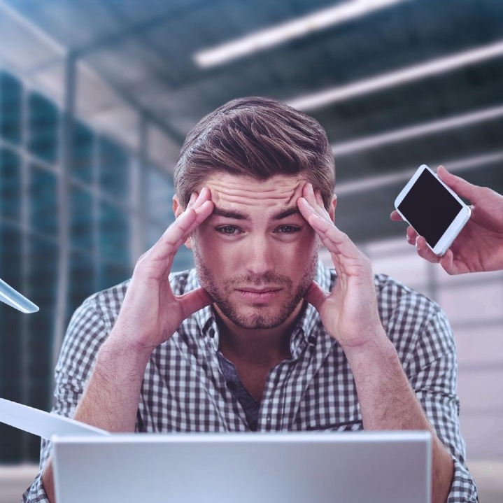 Un chico estresado rodeados de manos que le piden que haga tareas de trabajo