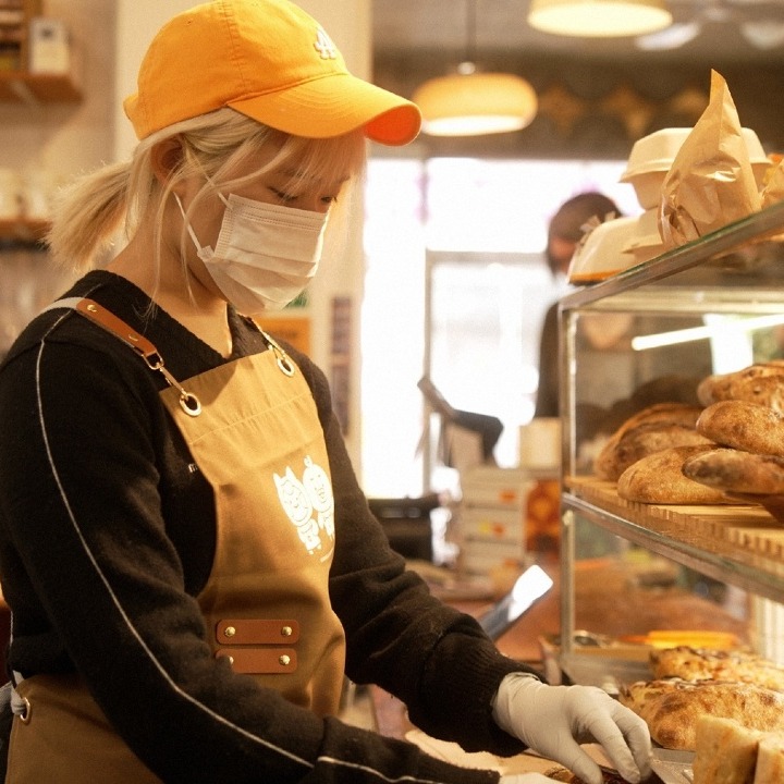 Una chica sirviendo en una panadería