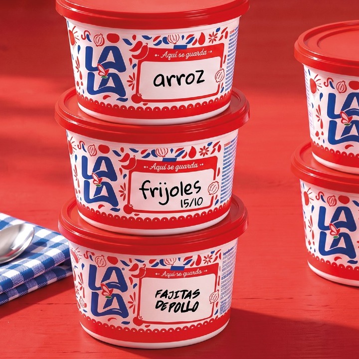 Envases de Lala con palabras escritas de comida como frijoles o picadillo