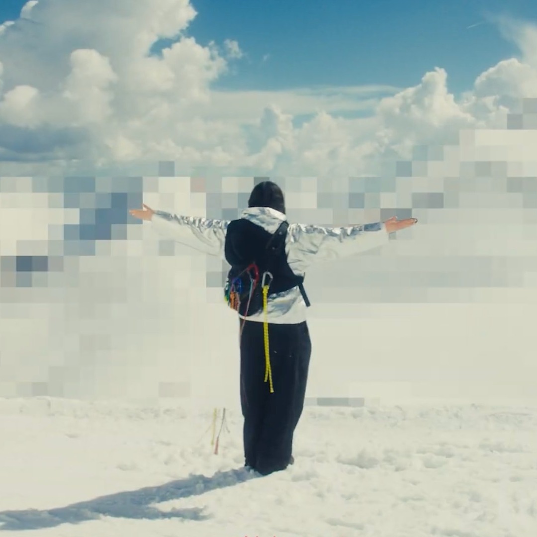 Chica observa montañas pixeladas