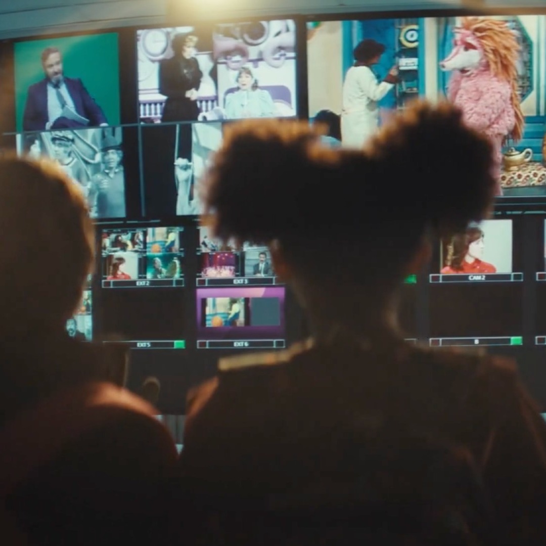 Niños miran imágenes en televisión