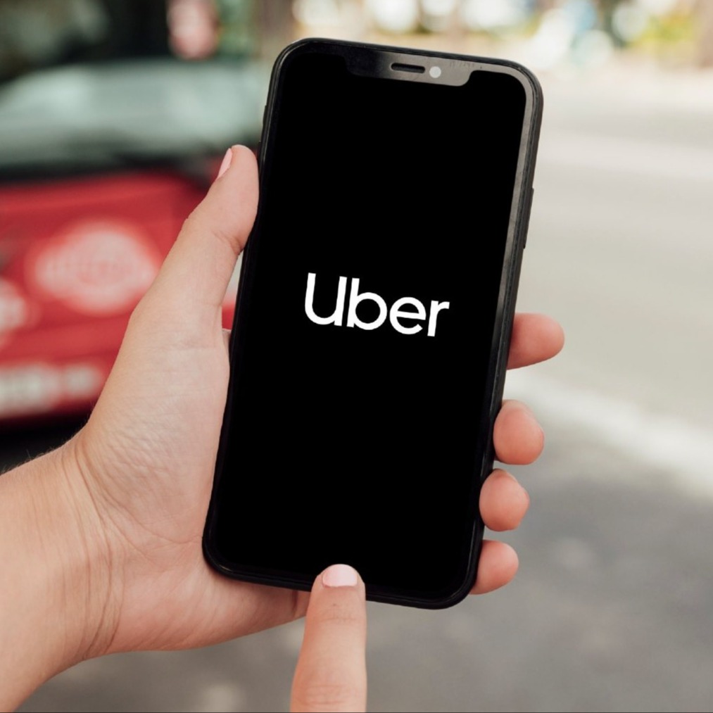 Un móvil con el logotipo de Uber en pantalla