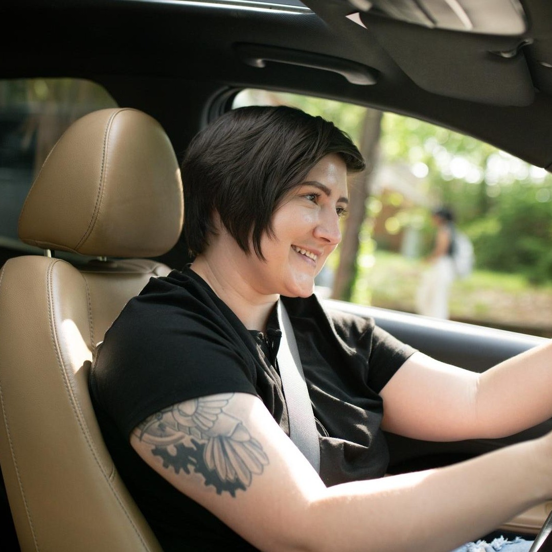 Mujer conduciendo un Uber