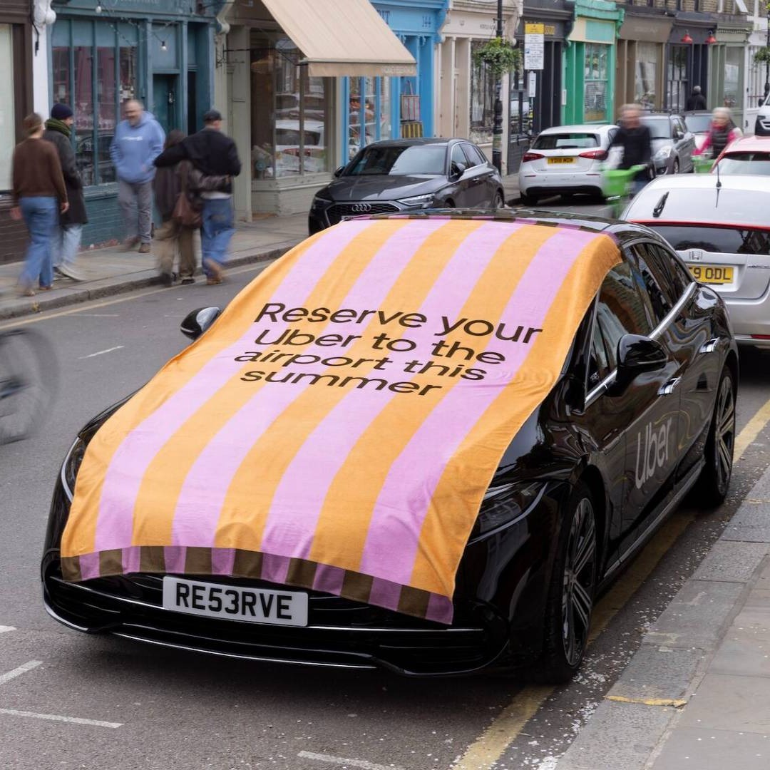 Coche Uber cubierto con una taolla
