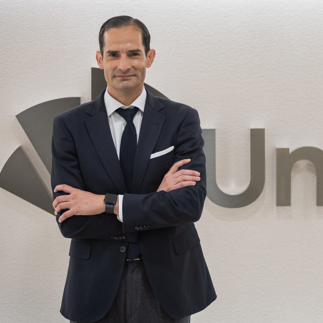 Gonzalo Saiz ante el logo de Unicaja