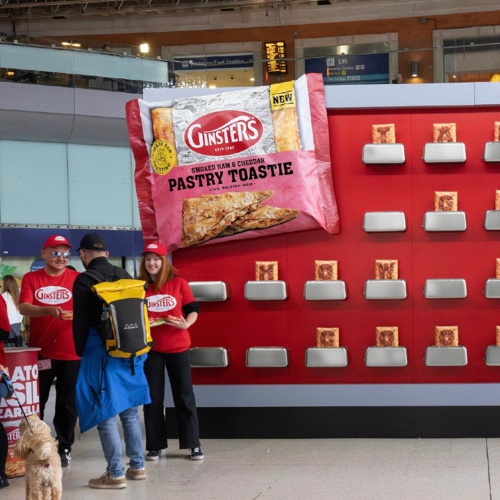 Una valla de publicidad con fondo rojo y decenas de tostadoras colocadas encima