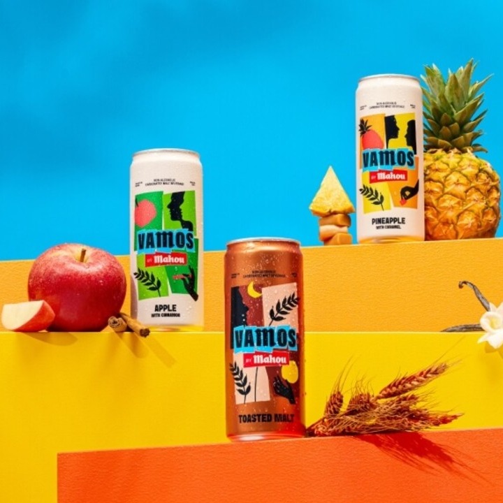 Un bodegón con las latas de la nueva bebida Vamos