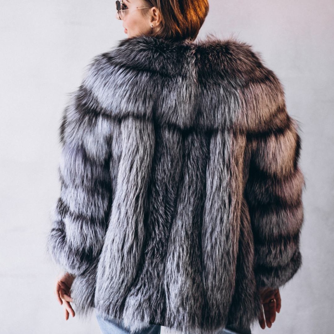 Una mujer luce un abrigo de piel