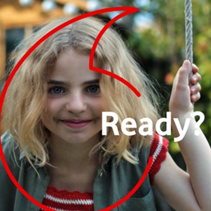 niña de vodafone one con el texto "ready?"