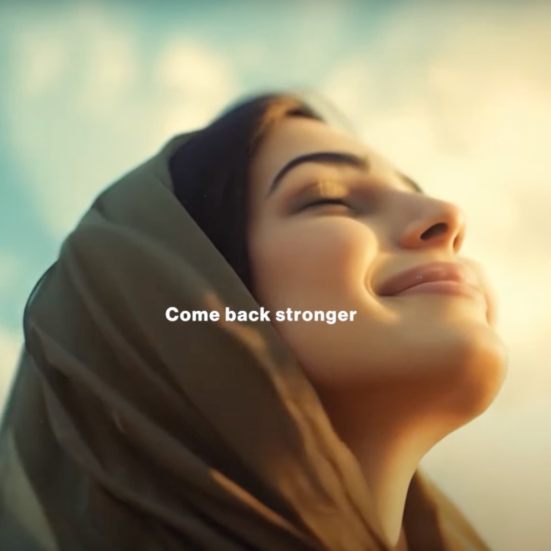 Mujer saudí sonríe mirando al cielo, en un anuncio de Volvo
