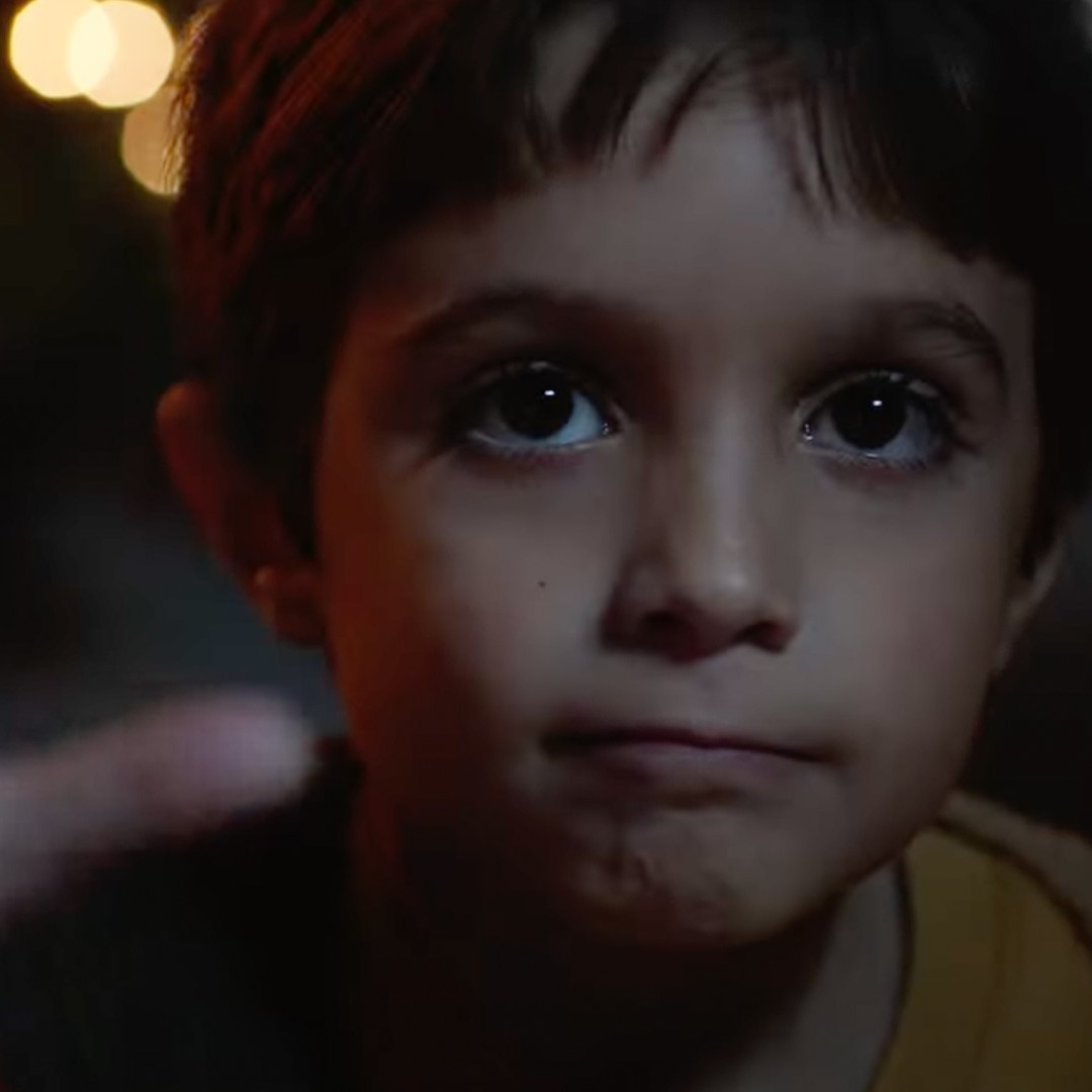 Un niño mira al cielo nocturno en el anuncio de Navidad de Vueling
