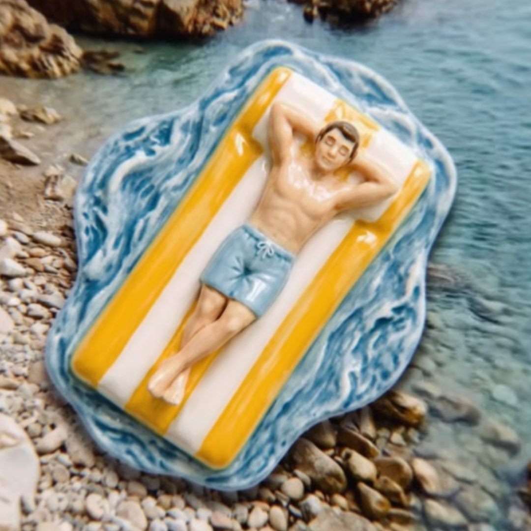 Iman de un hombre en colchoneta sobre el agua