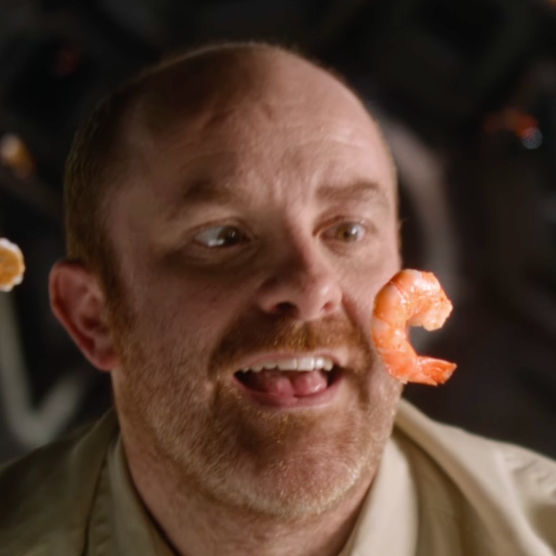 Hombre en el espacio comiendo gambas