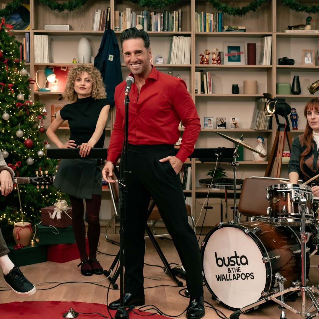 David Bustamante con una banda en el anuncio de Navidad de Wallapop