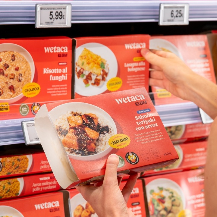 Una chica cogiendo cajas de Wetaca del lineal del supermercado