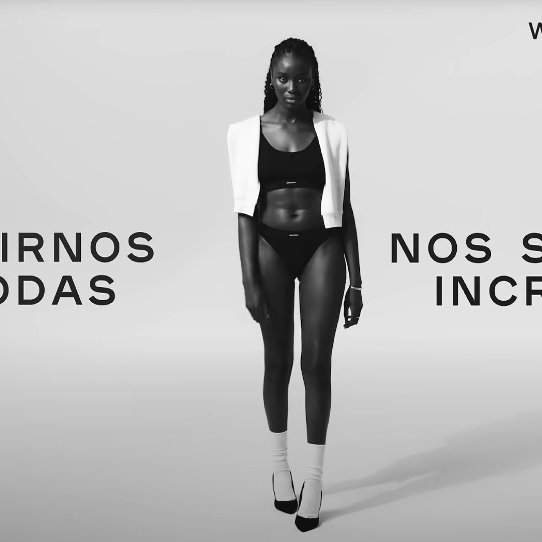 Chica en ropa deportiva y tacones en blanco y negro