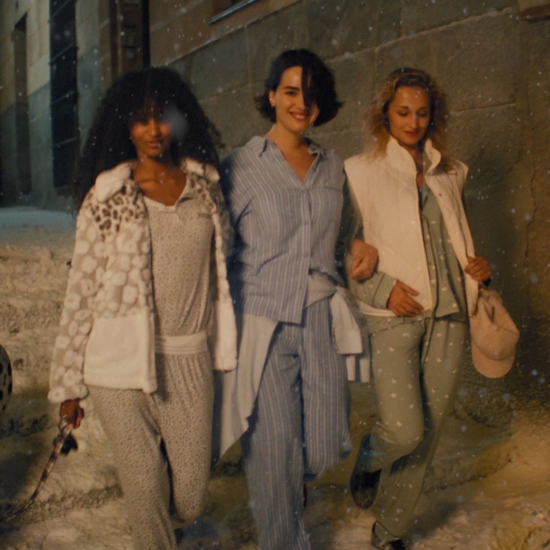 Tres chicas caminan por la calle en pijama