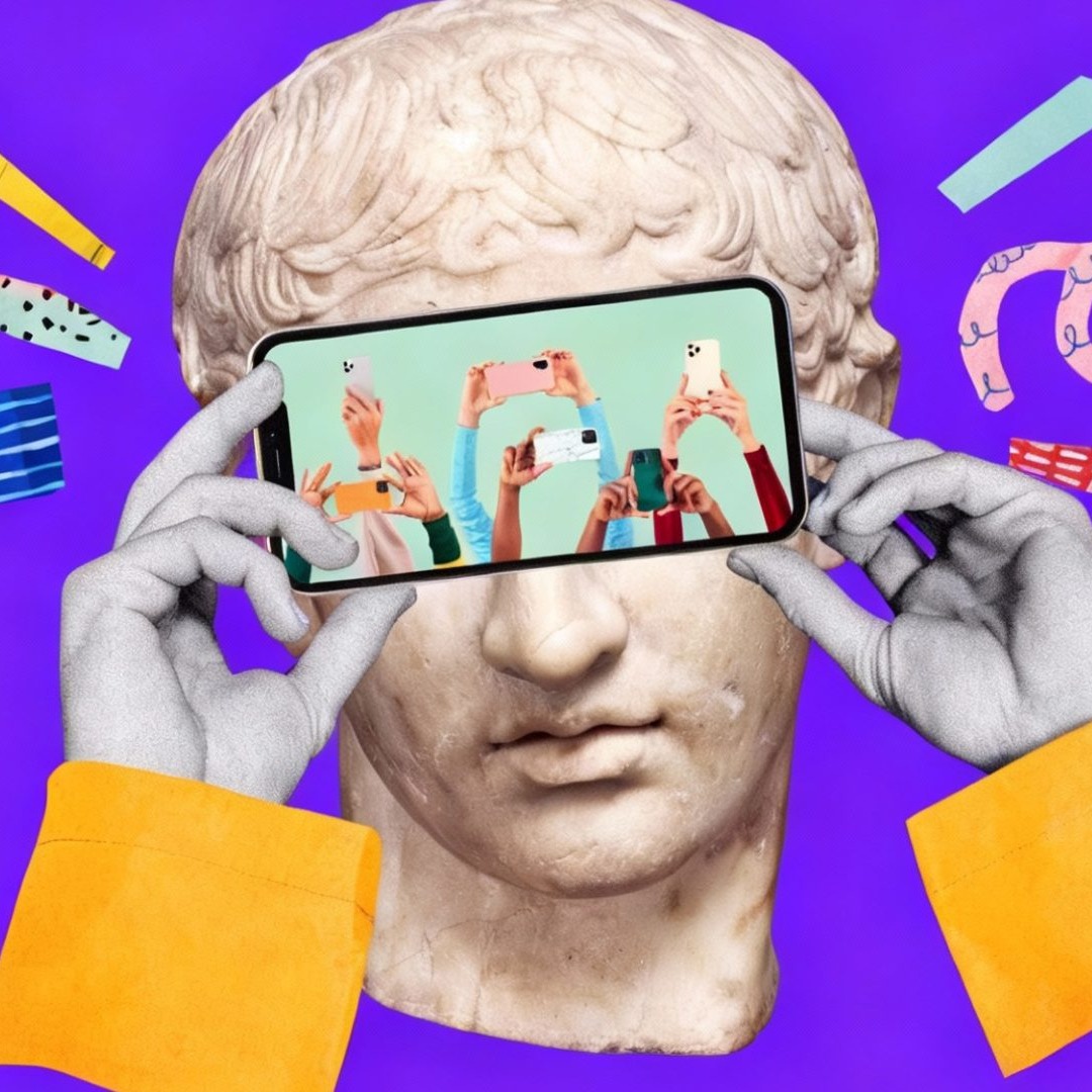 Collage de un busto griego con un teléfono móvil