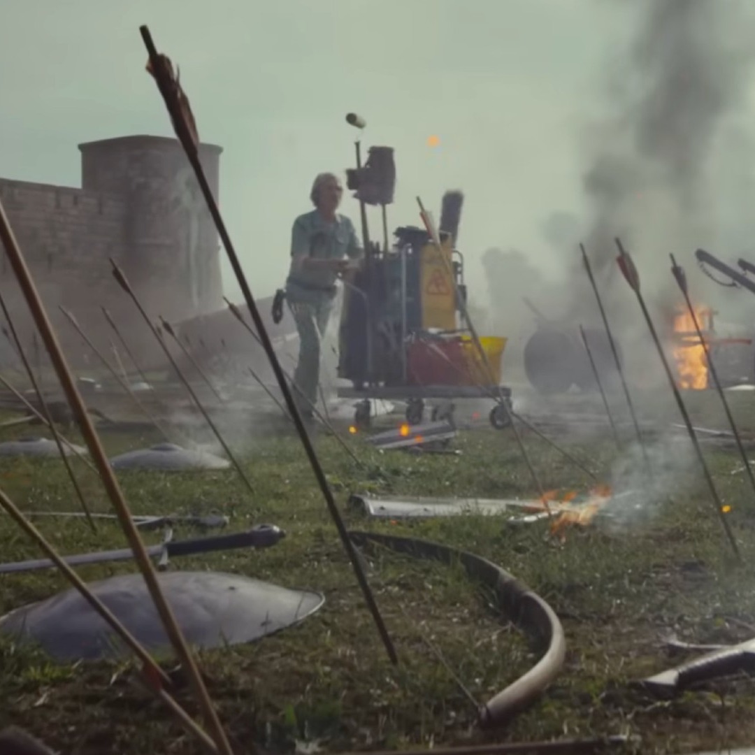 Una persona limpiando un campo de batalla medieval