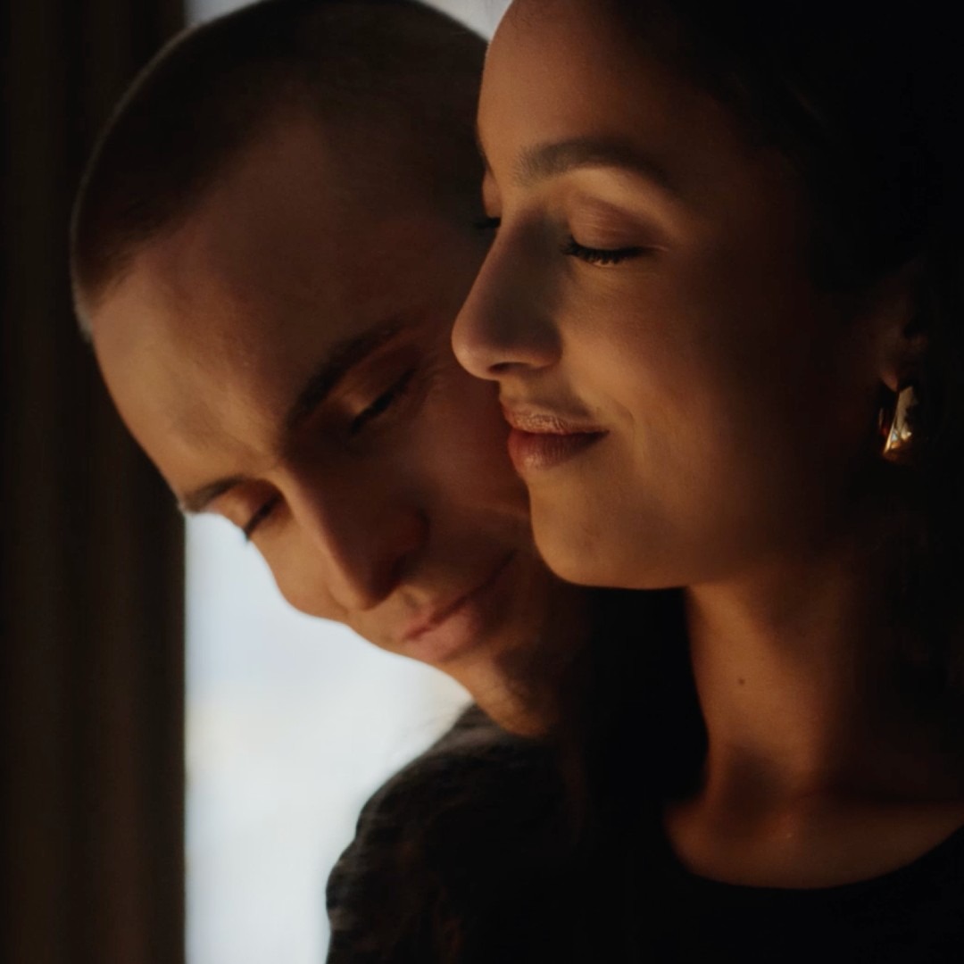 Una pareja se abraza en un anuncio de YSL Beauty