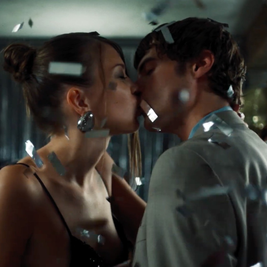 Una pareja besándose en una fiesta