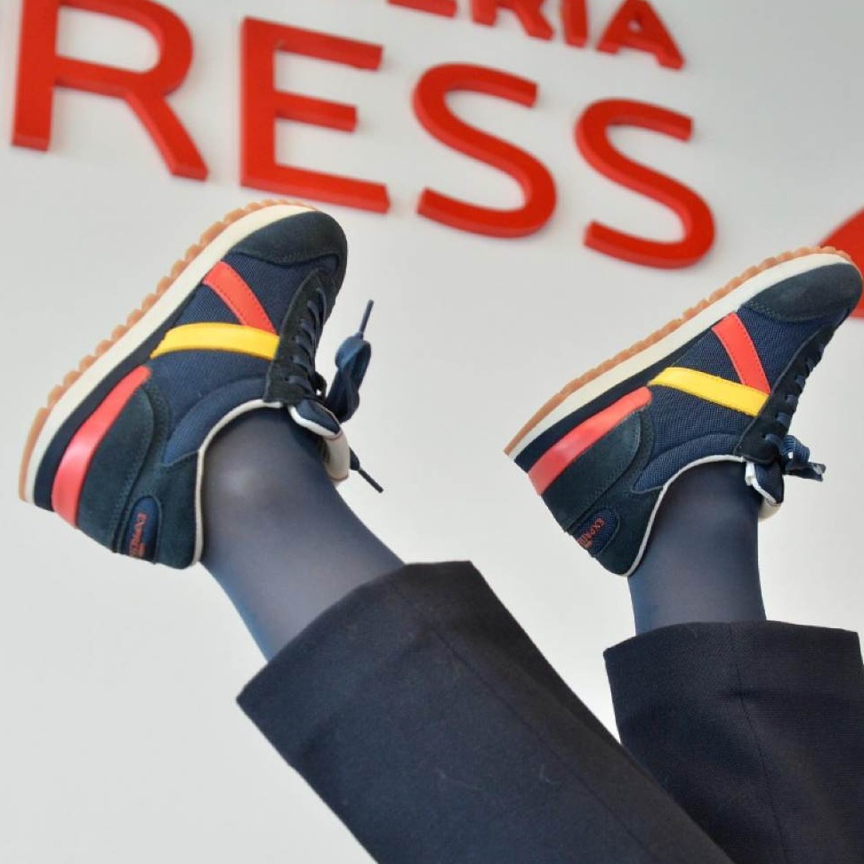 Destino: comodidad. Las aerolíneas apuestan por las zapatillas para actualizar los uniformes de las tripulaciones Zapatillas en los uniformes de Iberia Express y Aerolíneas Argentinas