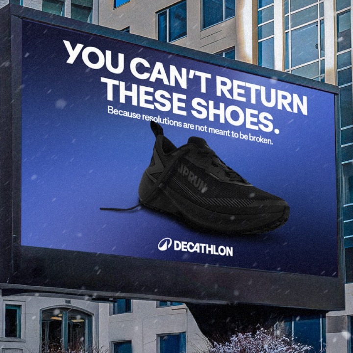 Una valla de publicidad exterior mostrando la zapatilla de Decathlon que no se puede devolver
