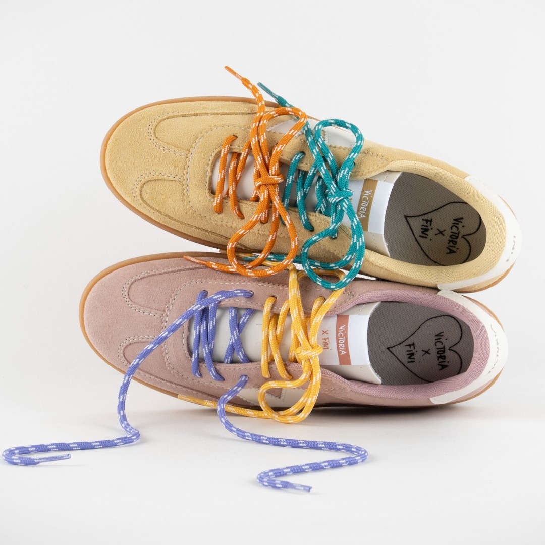 Zapatillas amarillas y rosas creadas por Fini y Victoria