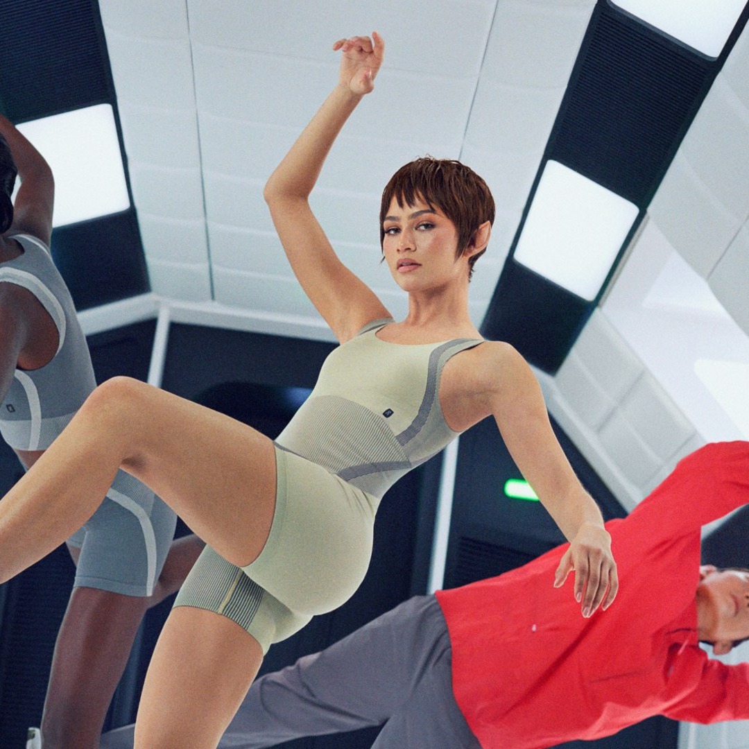 Zendaya posando en una escena de la nueva campaña de On, con un look de inspiración galáctica